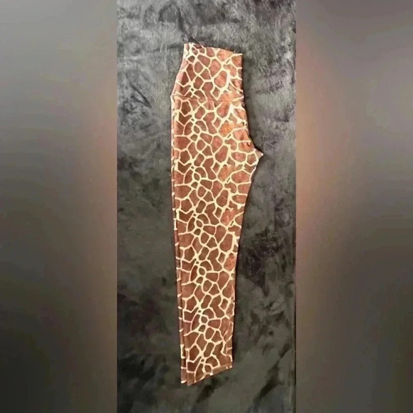 FREE ✅Animal Print Leggings - Picture 2 of 11